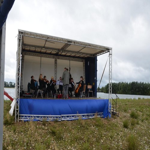 Bach am See. Eine Bühne mit Orchester auf dem Reeser Meer Süd