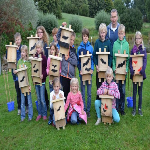 Kinder mit selbstgebauten Fledermauskästen