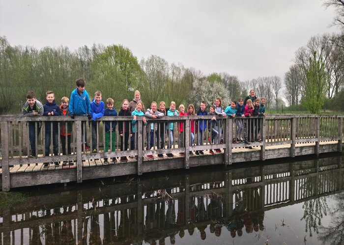 Schulklasse auf der Teichbrücke