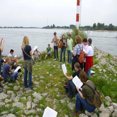 Mit Fernglas und Liederbuch, singen am Ufer des Rheins